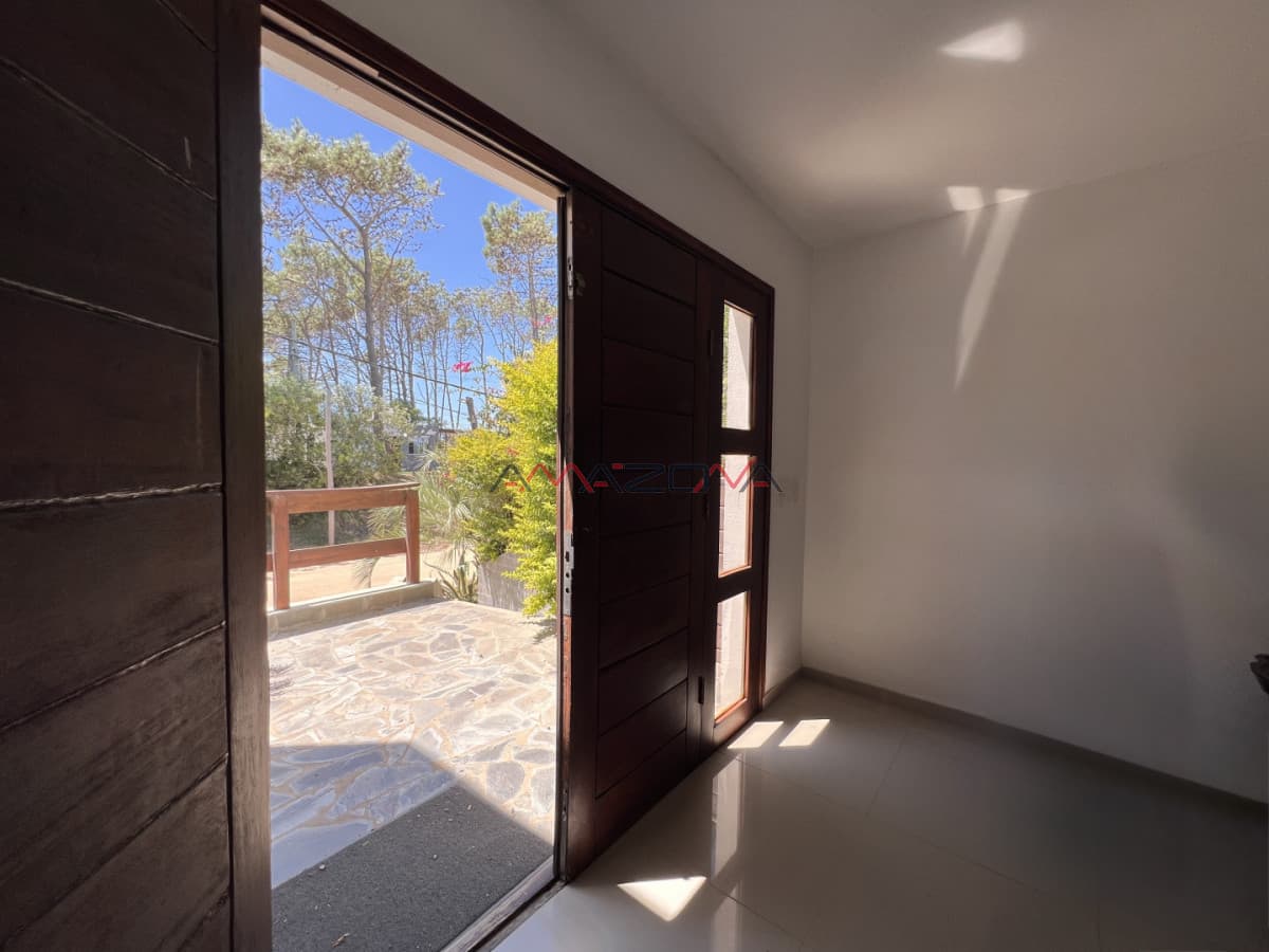 Venta en Exclusividad, Casa de diseño moderno, a pasos del mar; 3 dormitorios; 3 baños; piscina; garaje cerrado, aire acondicionado, cercada.