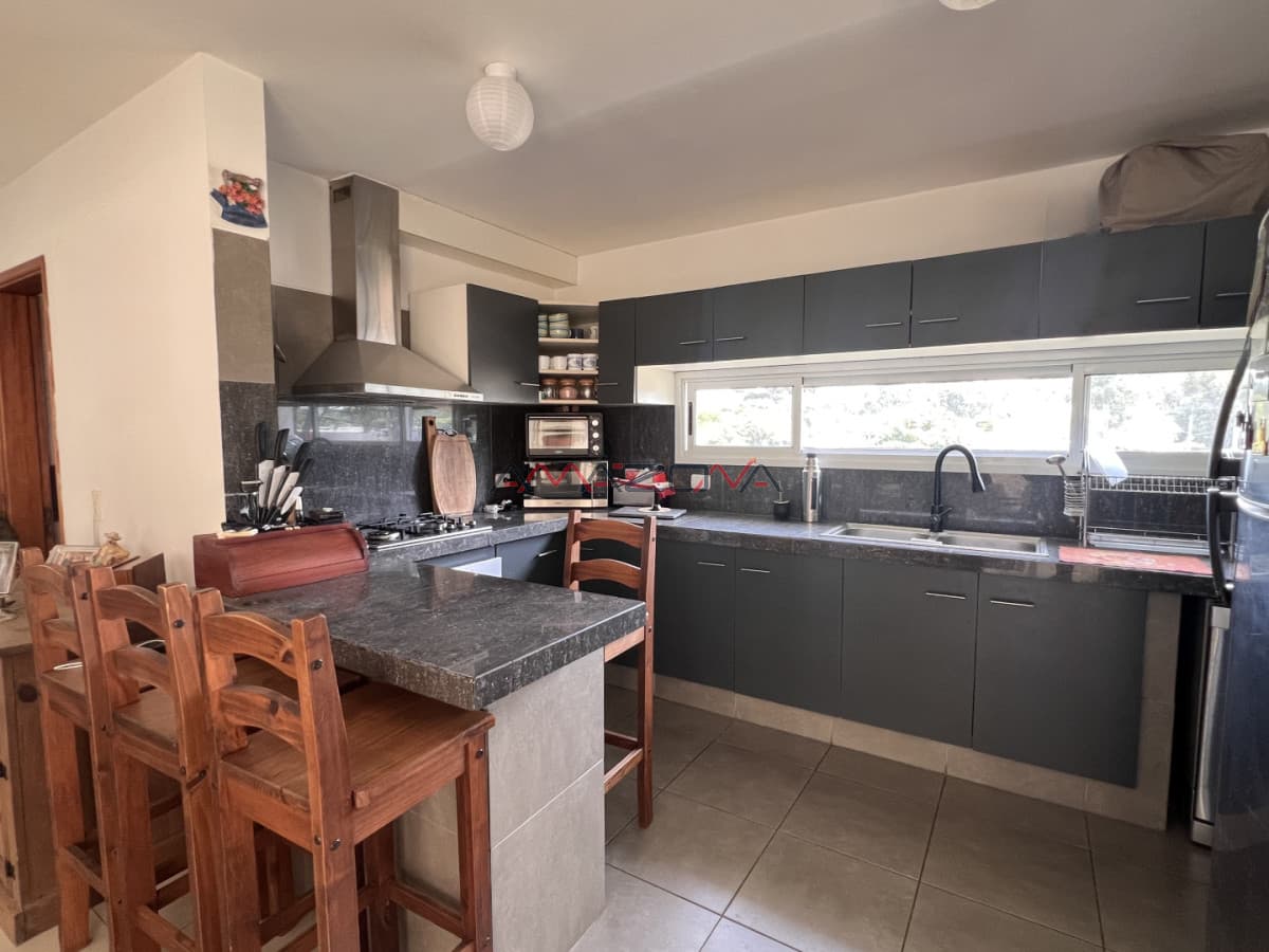 Venta en Exclusividad, Casa de diseño moderno, a pasos del mar; 3 dormitorios; 3 baños; piscina; garaje cerrado, aire acondicionado, cercada.