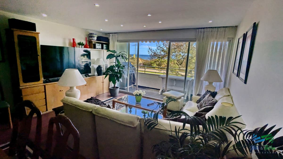 Venta de apartamento 3 dormitorios en primera línea sobre playa Mansa