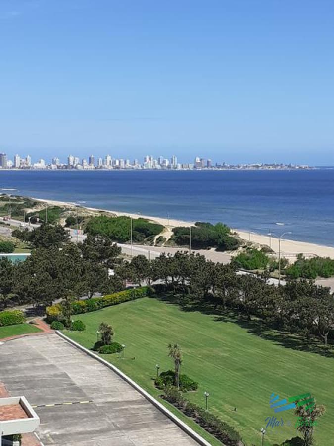 Apartamento en venta ubicado en primera línea al mar y en paradas de la mansa de Punta del Este.