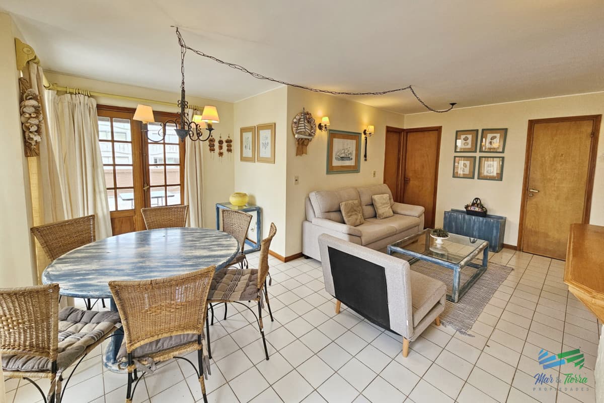 Apartamento con gran terraza, parrillero propio de 2 dormitorios y 2 baños a 1 cuadra de Gorlero. Punta del este.