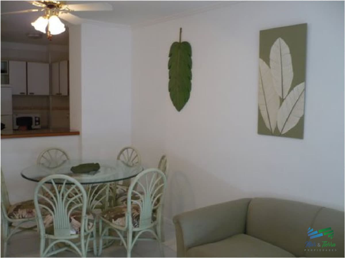 En venta, torre con todos los servicios a una cuadra del mar!!!