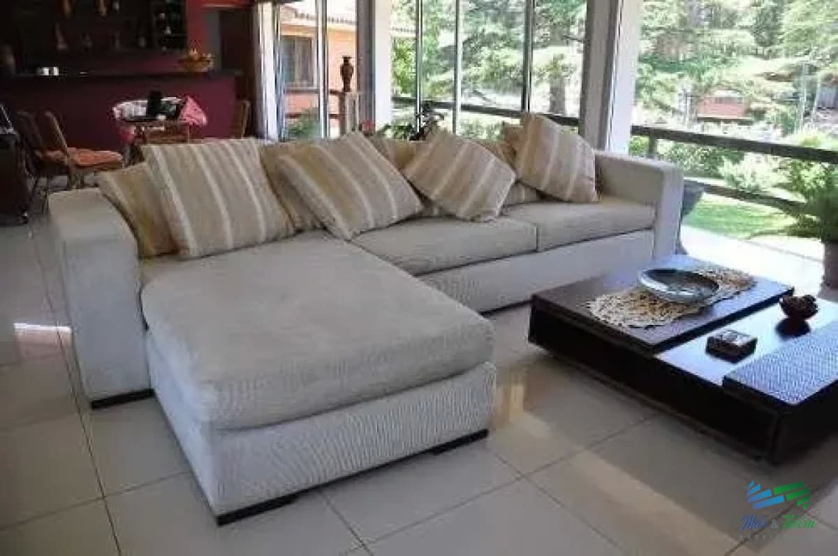 Casa en venta. Cuenta con ambientes amplios, luminosos. A cuadras del mar. Punta del este.