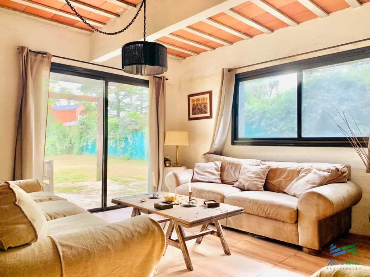 Cómoda casa, muy bien ubicada, ideal para vivir todo el año, zona de colegios