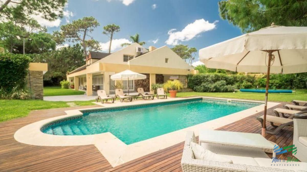 Vendo excelente casa de 6 dormitorios con piscina climatizada en playa mansa, Punta del Este