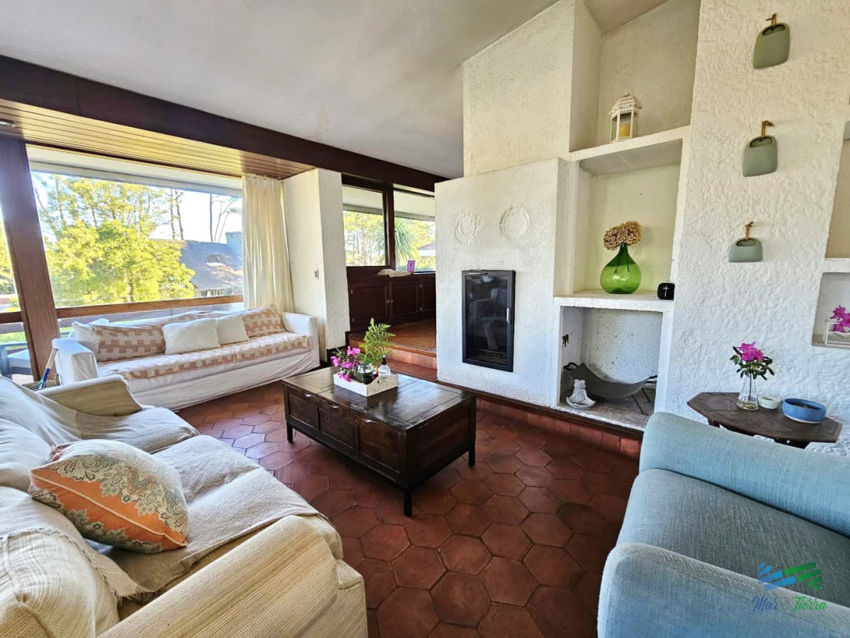 Disponible en Alquiler de temporada: Casa con parrillero, piscina y cancha a pasos de la playa mansa! Punta del este.