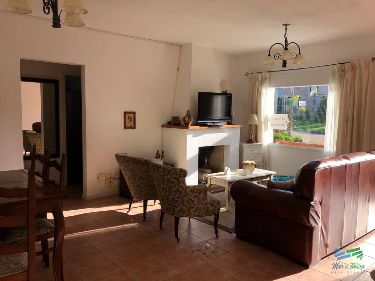 Casa de 3 dormitorios con piscina climatizada en alquiler. Playa brava, Punta del este.