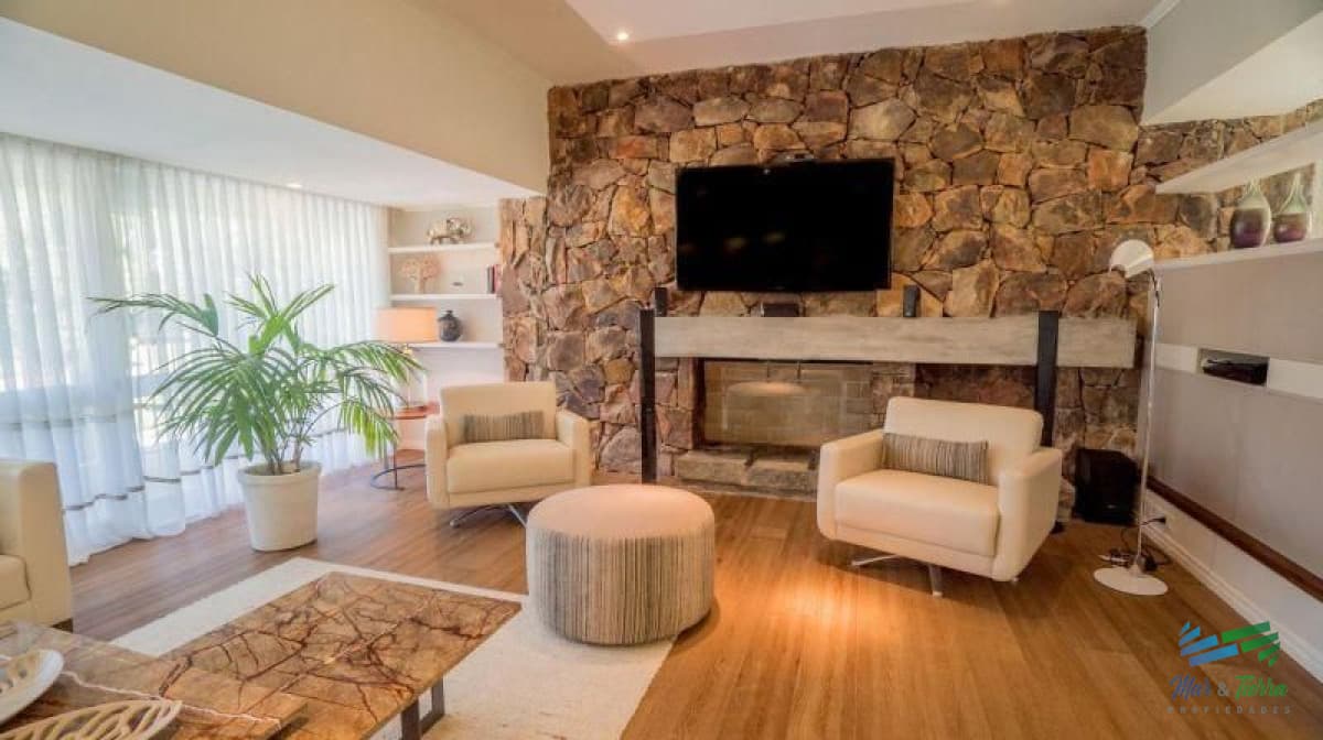 Vendo excelente casa de 6 dormitorios con piscina climatizada en playa mansa, Punta del Este