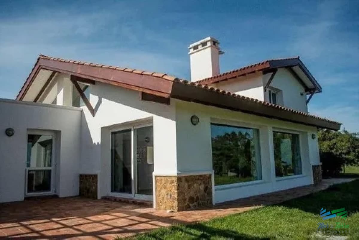 Casa tipo Colonial en chacra 10 Has bien ubicada