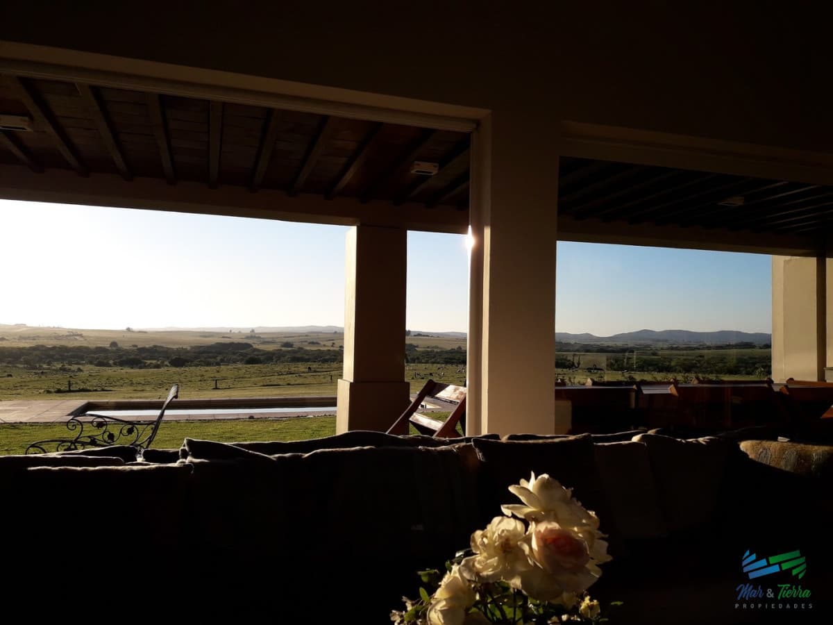 Muy lindo campo en Jose Ignacio con importante casa y costa al arroyo Jose Ignacio