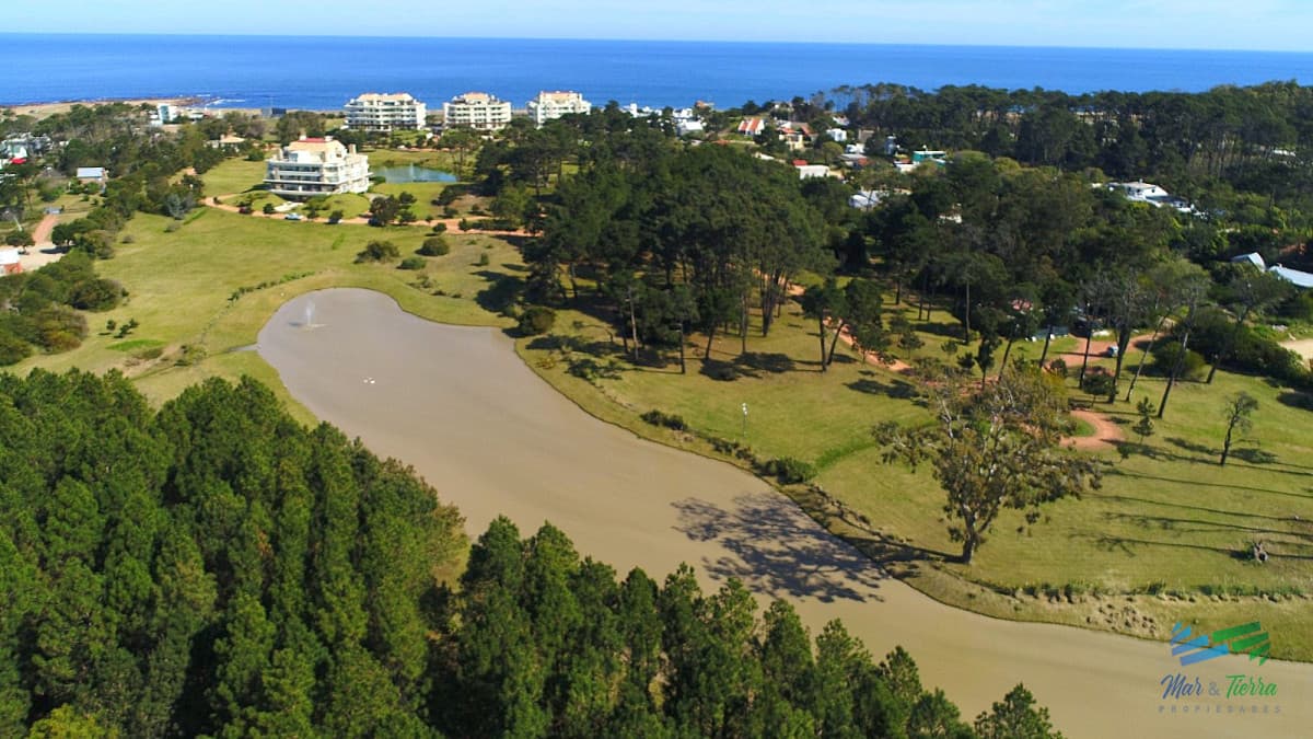 Venta de terreno en playa mansa con entorno de campo proximo a Punta del Este