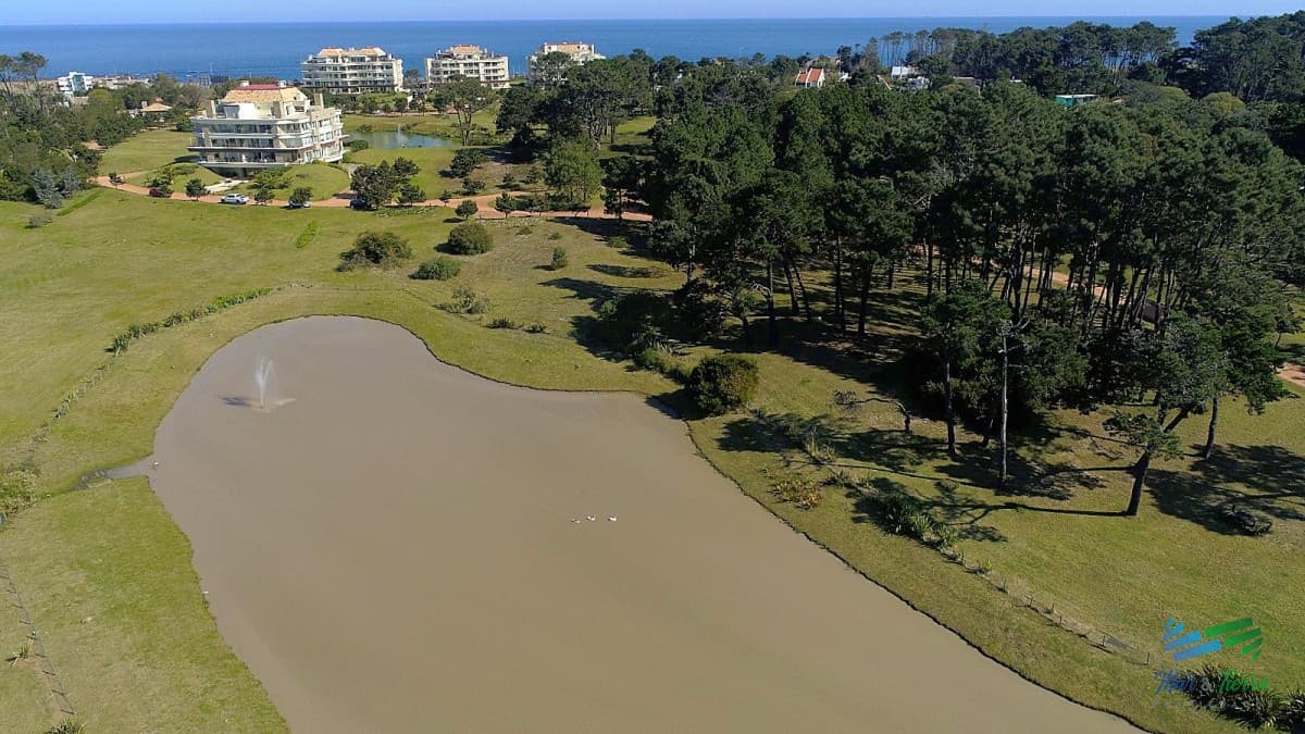 Venta de terreno en playa mansa con entorno de campo proximo a Punta del Este