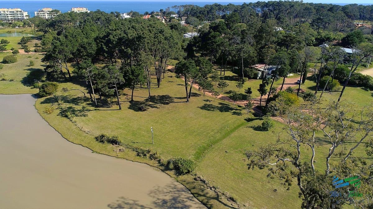 Venta de terreno de 1172 m2 en barrio privado sobre playa mansa punta del este