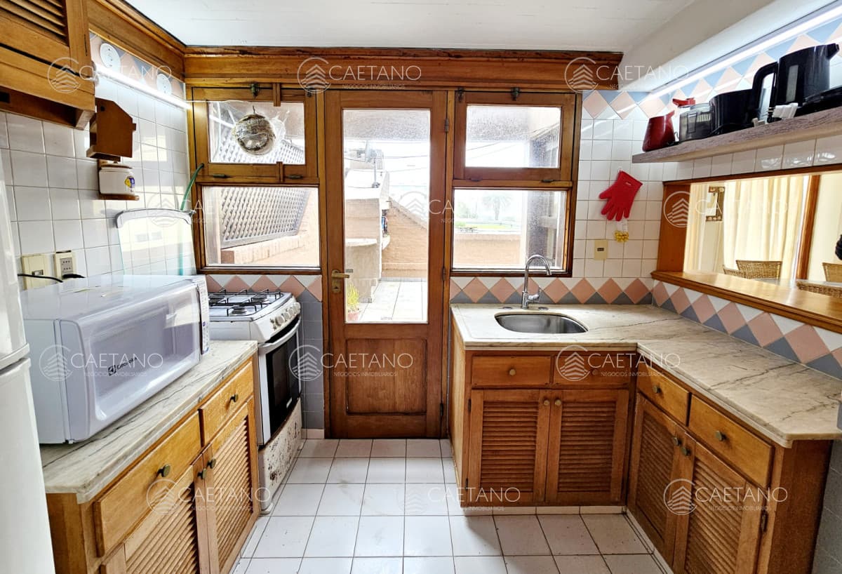 Apartamento de 2 dormitorios y 2 baños a 1 cuadra de Gorlero, con gran terraza y parrillero propio.