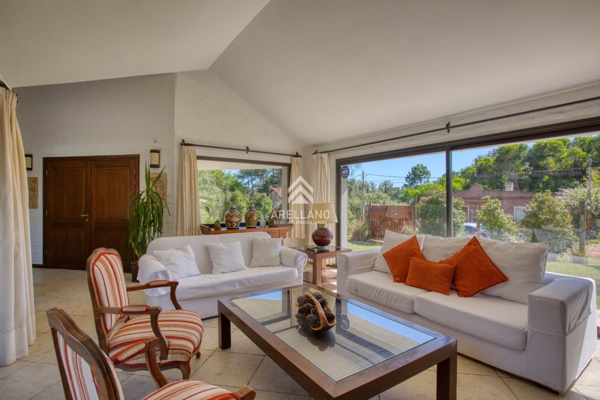 Casa ID.3843 - Se vende casa 5 dormitorios, con piscina en Rincon del Indio, playa Brava, Punta del Este.
