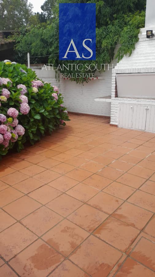 Casa 5 dormitorios a metros del mar Playa Mansa Punta del Este