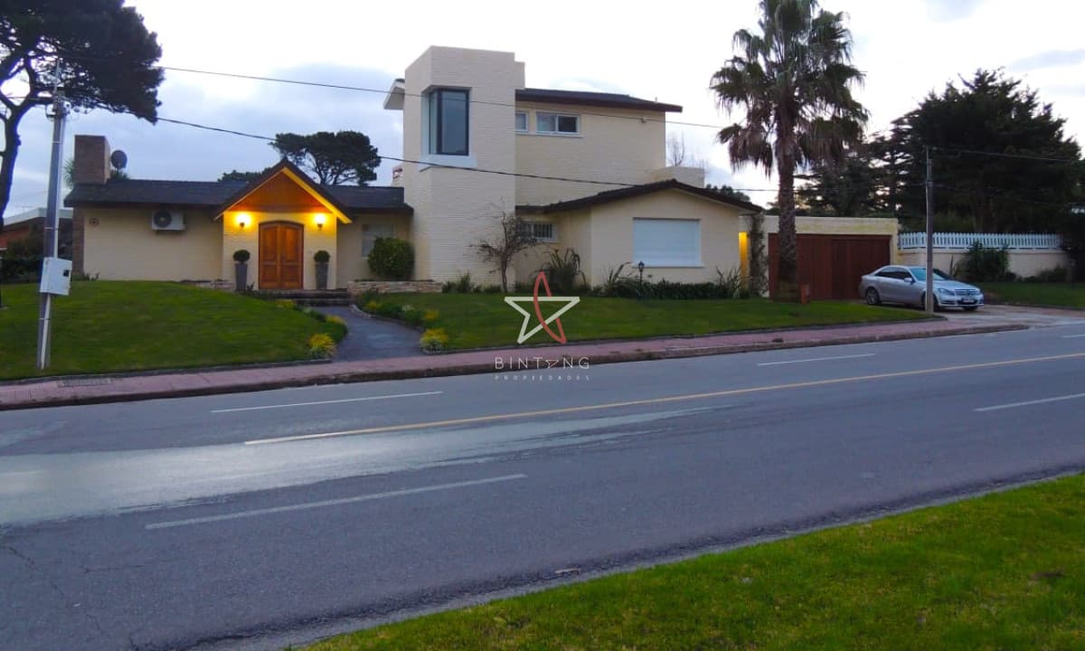 CASA, 4 DORM + DEP DE SERVICIO, PLAYA MANSA, PUNTA DEL ESTE, VENTA Y ALQUILER - Bintang Propiedades