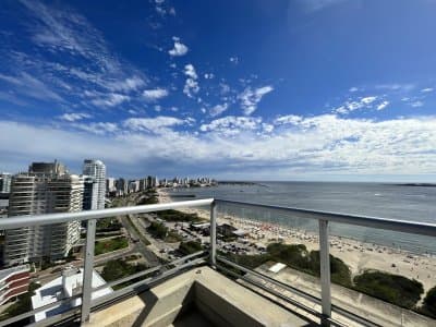 Apartamento en alquiler de temporada en Torre millenium de 4 dormitorios mas servicio , Playa mansa , Punta del este   -