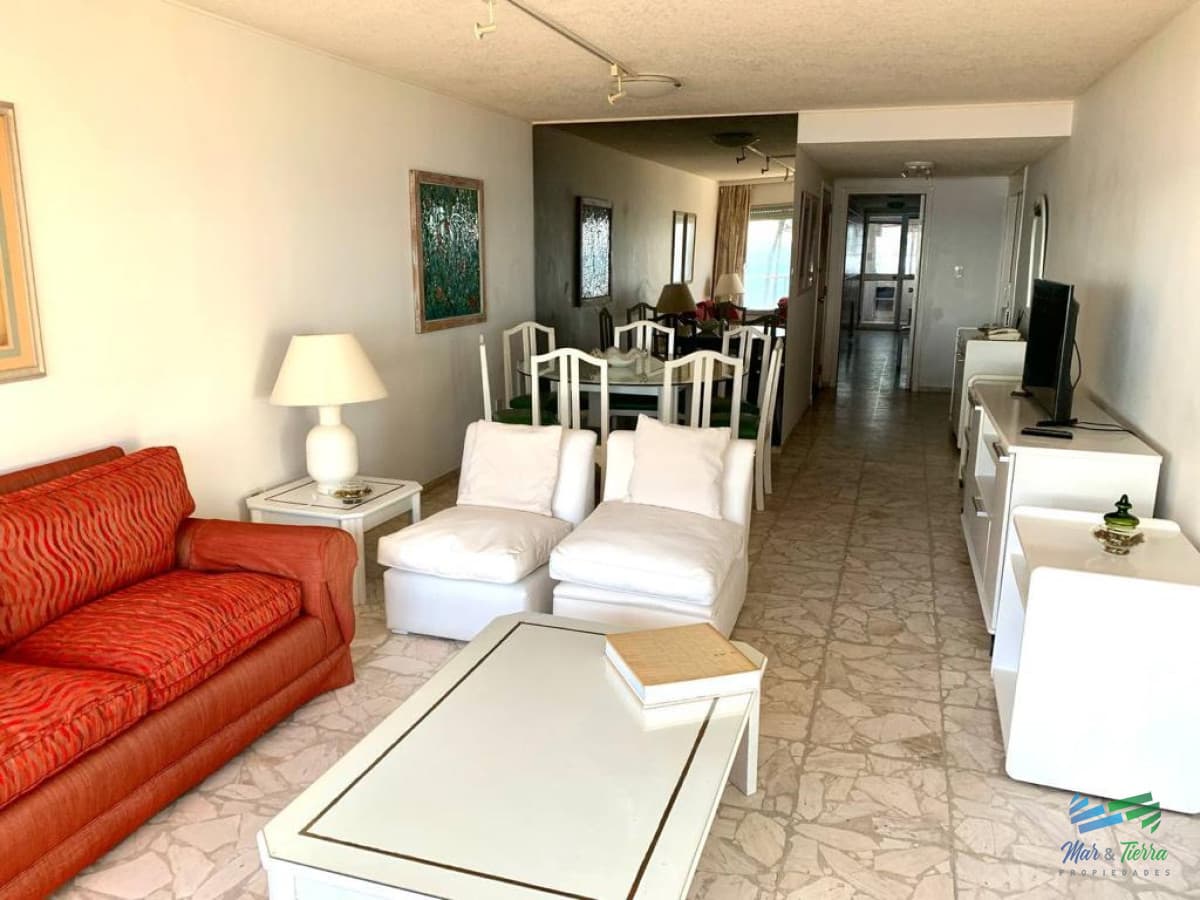 En venta apartamento 2 dormitorios, 2 baños, con servicios frente al mar, playa Mansa, Punta del Este