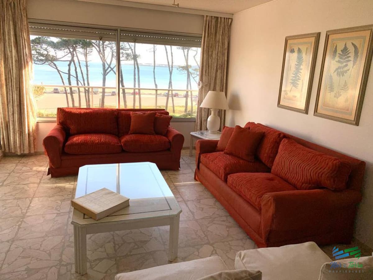 En venta apartamento 2 dormitorios, 2 baños, con servicios frente al mar, playa Mansa, Punta del Este