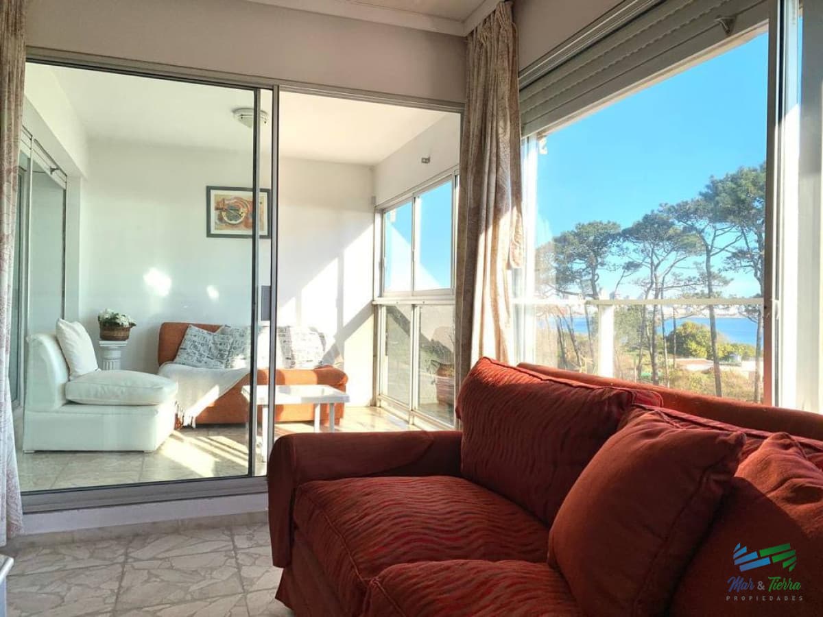 En venta apartamento 2 dormitorios, 2 baños, con servicios frente al mar, playa Mansa, Punta del Este