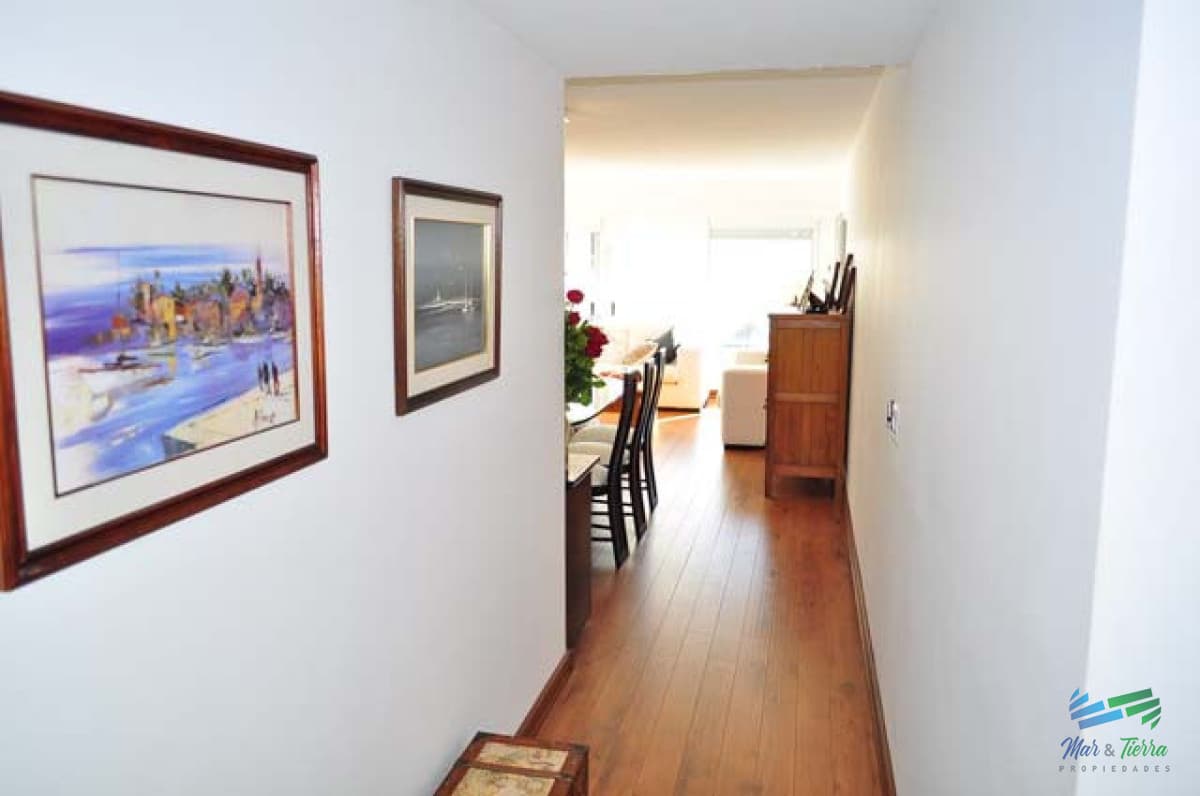 En venta apartamento 3 dormitorios, 2 baños, frente al mar, playa Mansa, Punta del Este.