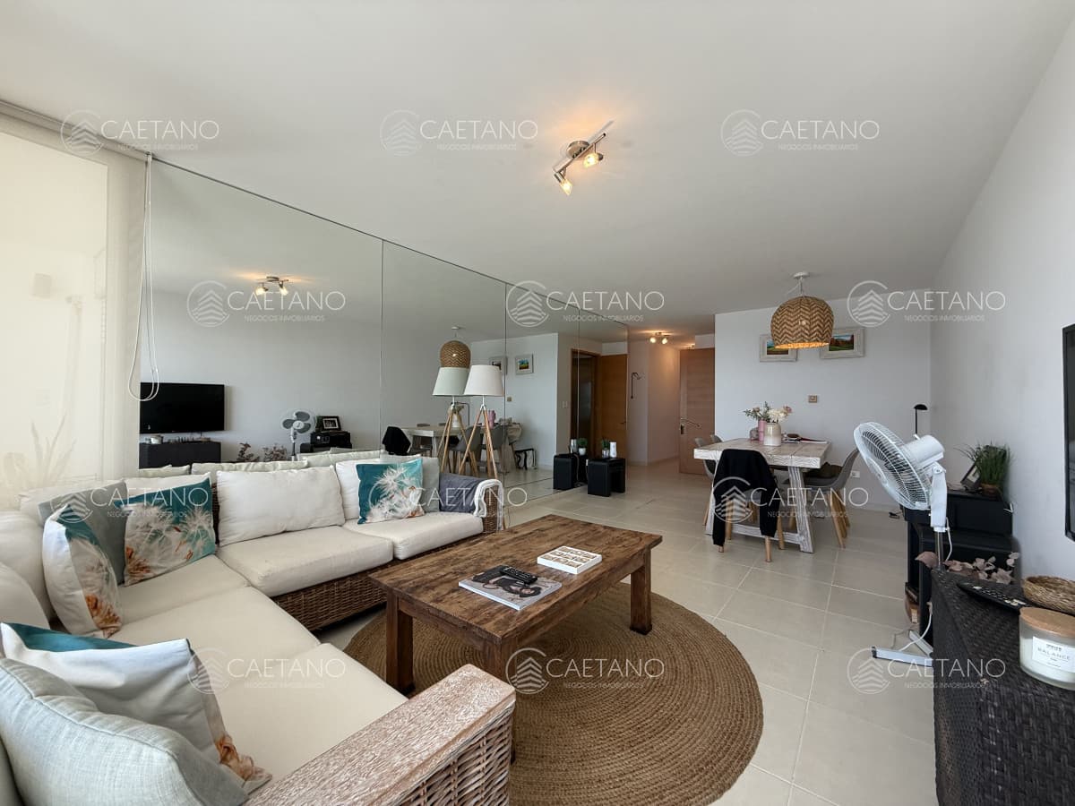 Apartamento en venta 2 dormitorios Playa Mansa, Punta del Este.