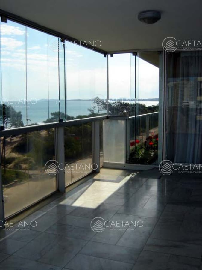 Venta apartamento 3 dormitorios más dependencia. Playa mansa, Punta del Este.
