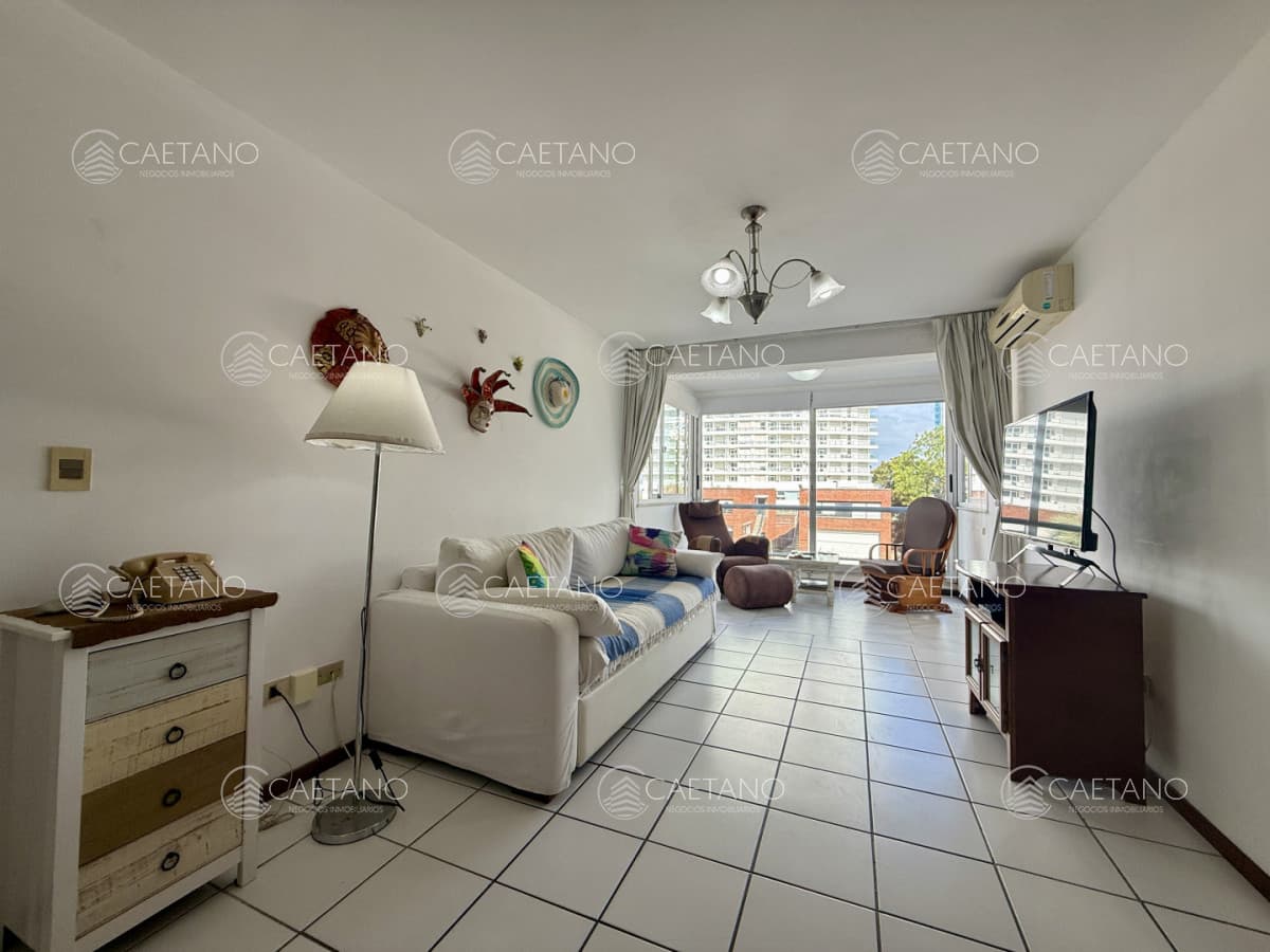 Venta apartamento 2 dormitorios. Playa mansa, Punta del Este.