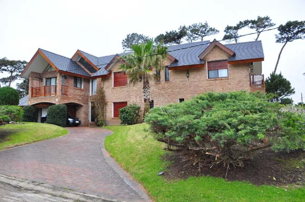 Casa en alquiler y venta en playa Mansa, Ounta del Este