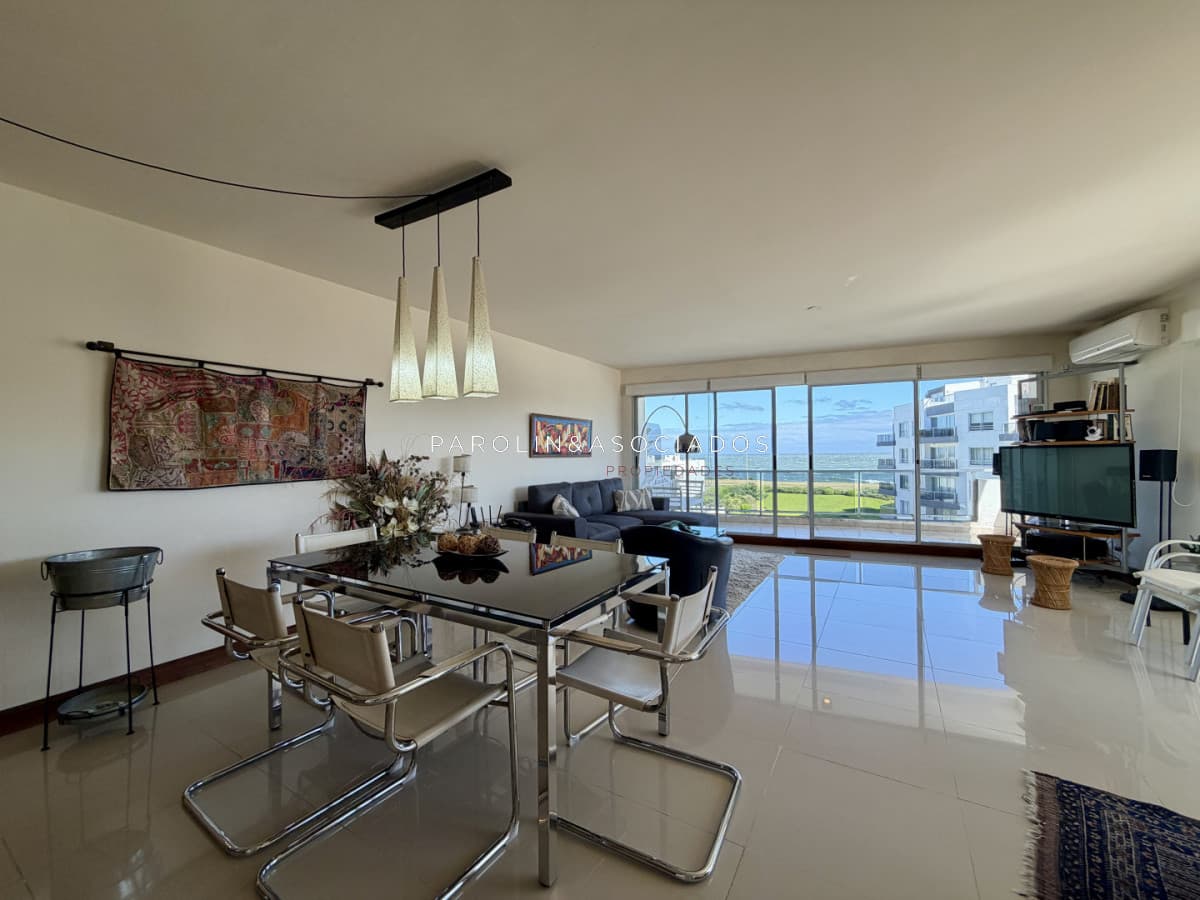 Departamento en Venta de 3 Dormitorios, Pinares Punta del Este.