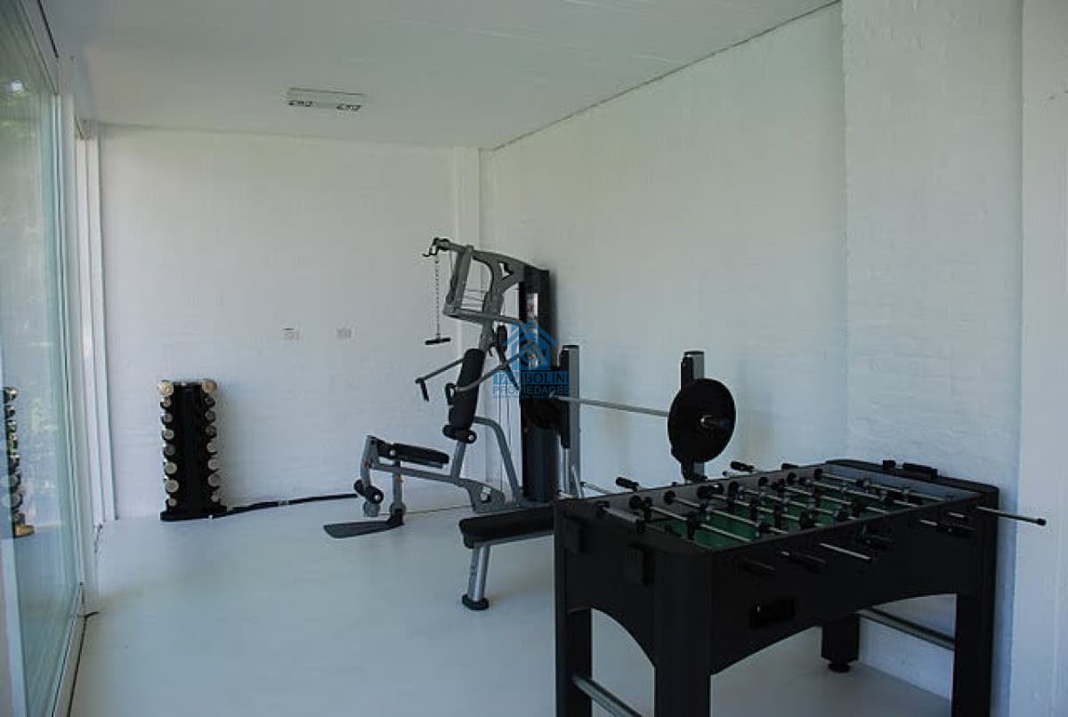 Casa ID.1145 - Venta Casa en Lugano  5 dormitorios gran parque con piscina