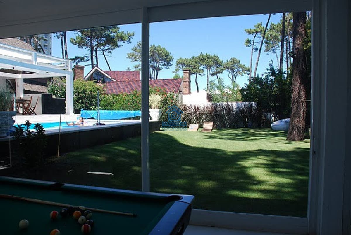Casa ID.1145 - Venta Casa en Lugano  5 dormitorios gran parque con piscina