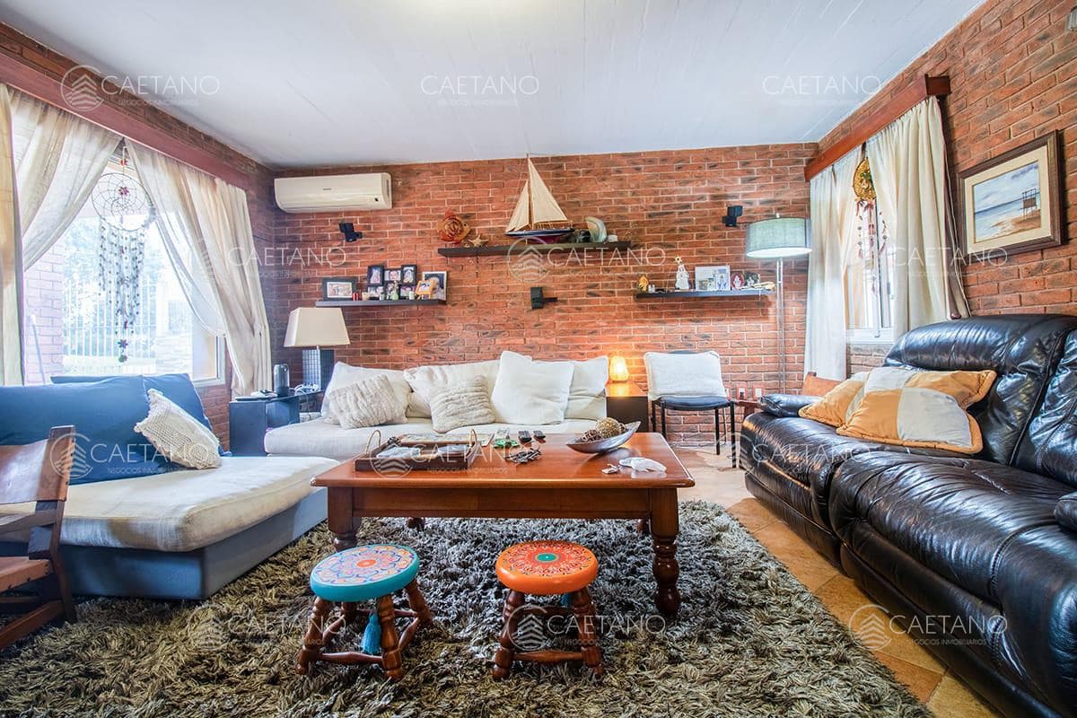 Venta Casa - 4 Dormitorios + Pileta y Parrillero -  Pinares