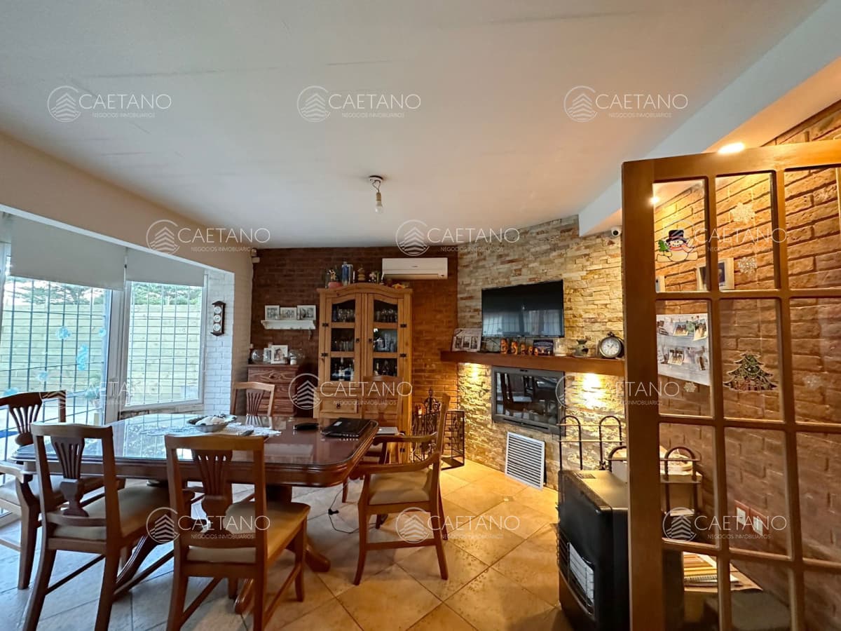 Venta casa 4 dormitorios. Playa mansa, Punta del Este.