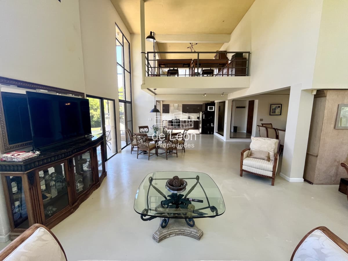 Alquiler anual casa 5 dormitorios playa brava Punta del Este