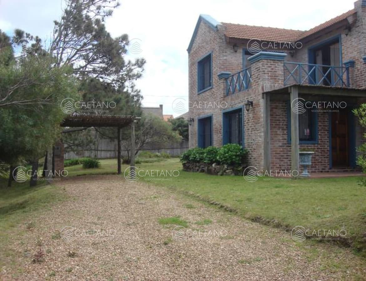 CASA EN PROPIEDAD HORIZONTAL, EN ZONA DE TIO TOM
