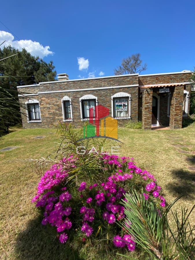 Gale Propiedades & Escribanía Casa ID.3933 - En Tio Tom bonita casa con 3 dormitorios