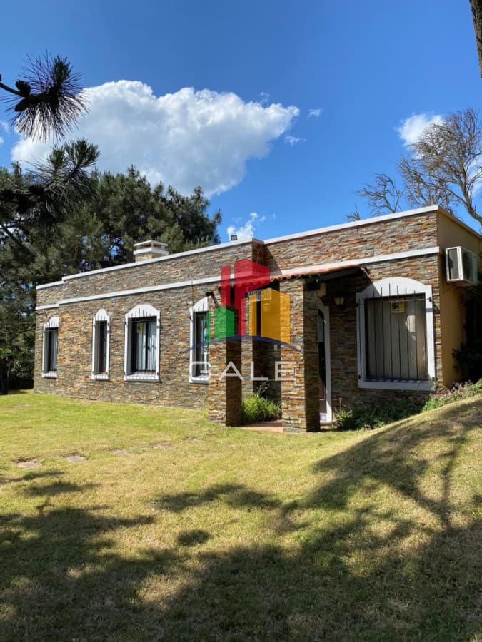 Gale Propiedades & Escribanía Casa ID.3933 - En Tio Tom bonita casa con 3 dormitorios