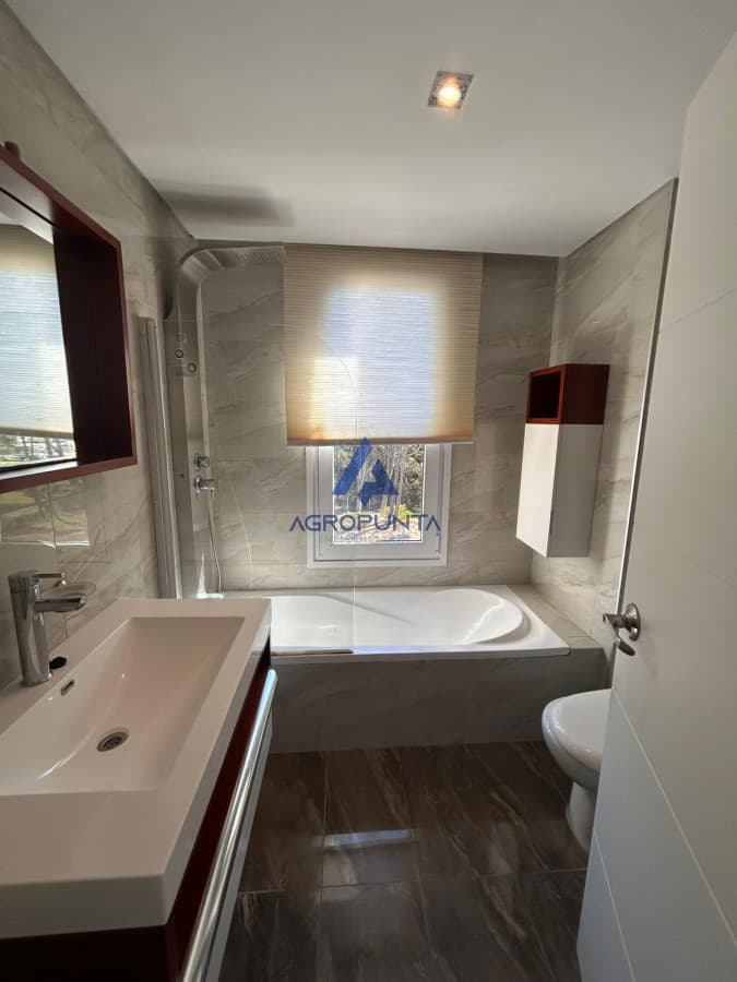 Apartamento en Playa Mansa, disponible en alquiler anual, 2 dormitorios