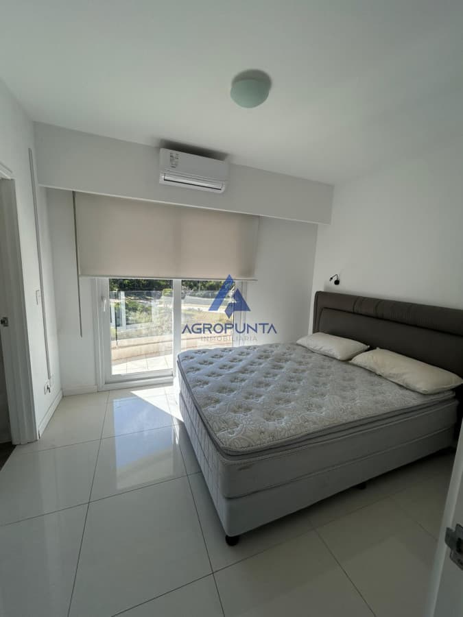 Apartamento en Playa Mansa, disponible en alquiler anual, 2 dormitorios