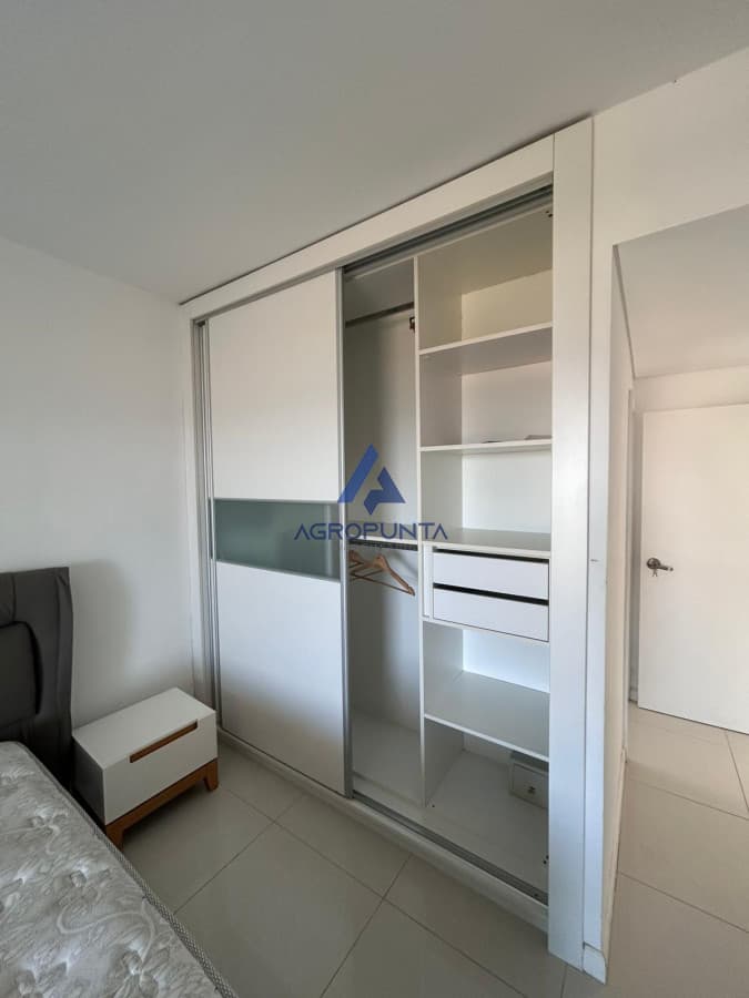 Apartamento en Playa Mansa, disponible en alquiler anual, 2 dormitorios