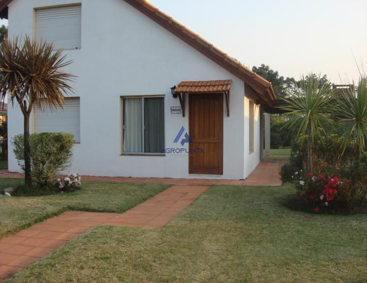CASA EN TIO TOM A 1 CUADRA Y MEDIA DE LA PLAYA  -