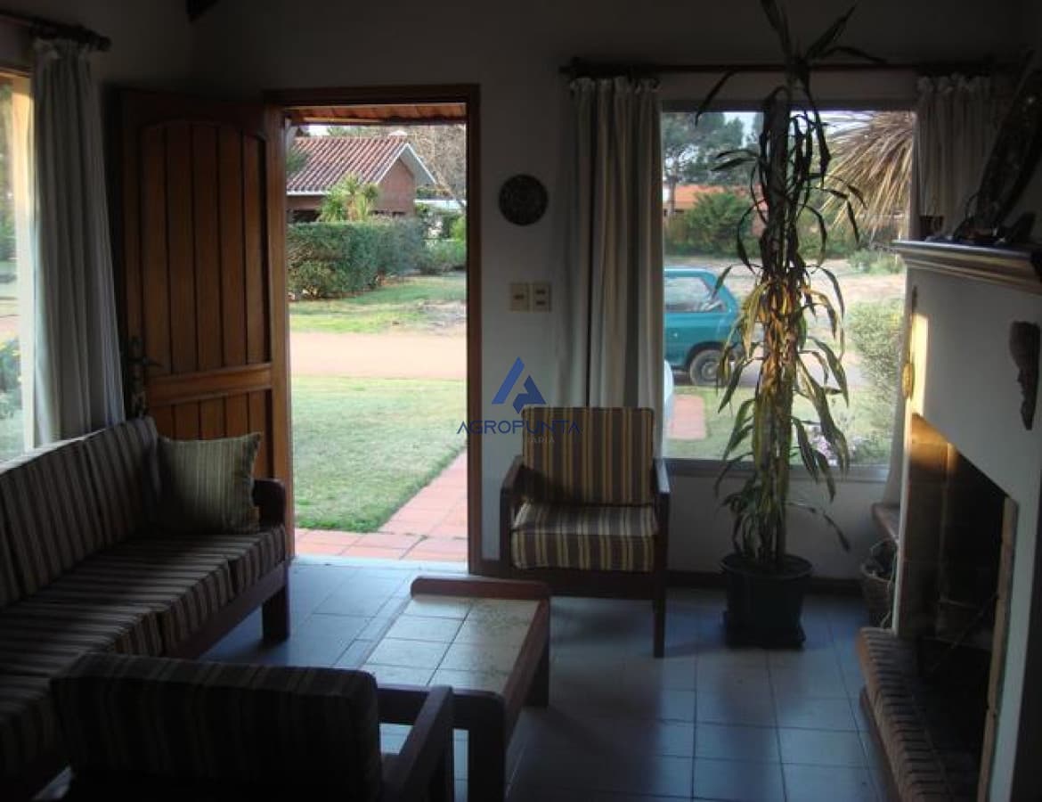 CASA EN TIO TOM A 1 CUADRA Y MEDIA DE LA PLAYA  -