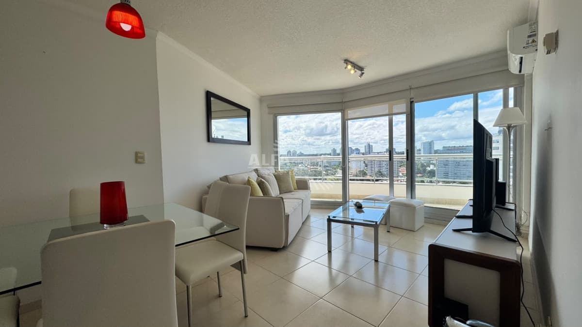 Apartamento en alquiler, con parrillero propio en Punta del Este