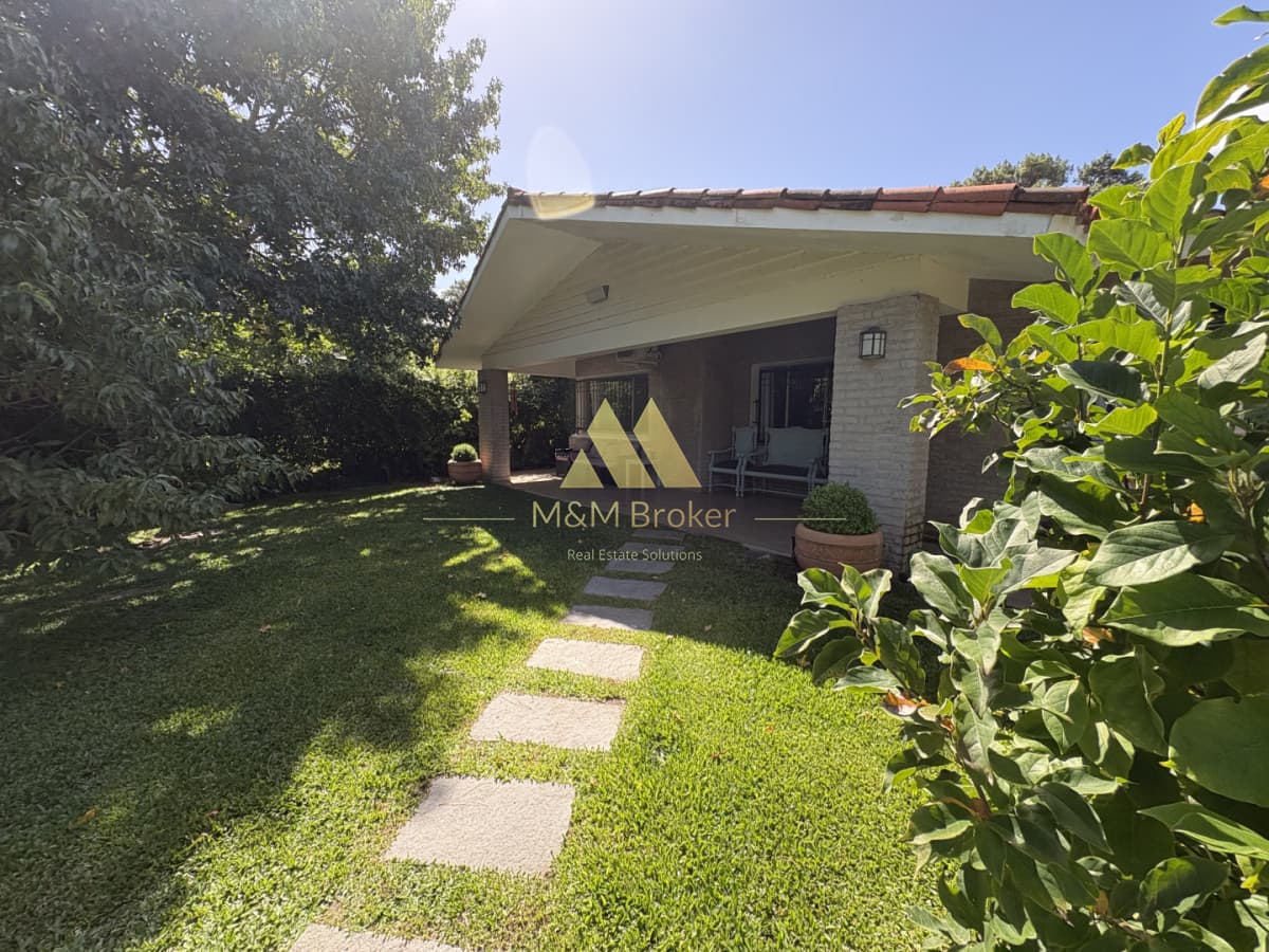 Casa ID.856 - Tradicional casa en Playa Mansa 4 dormitorios