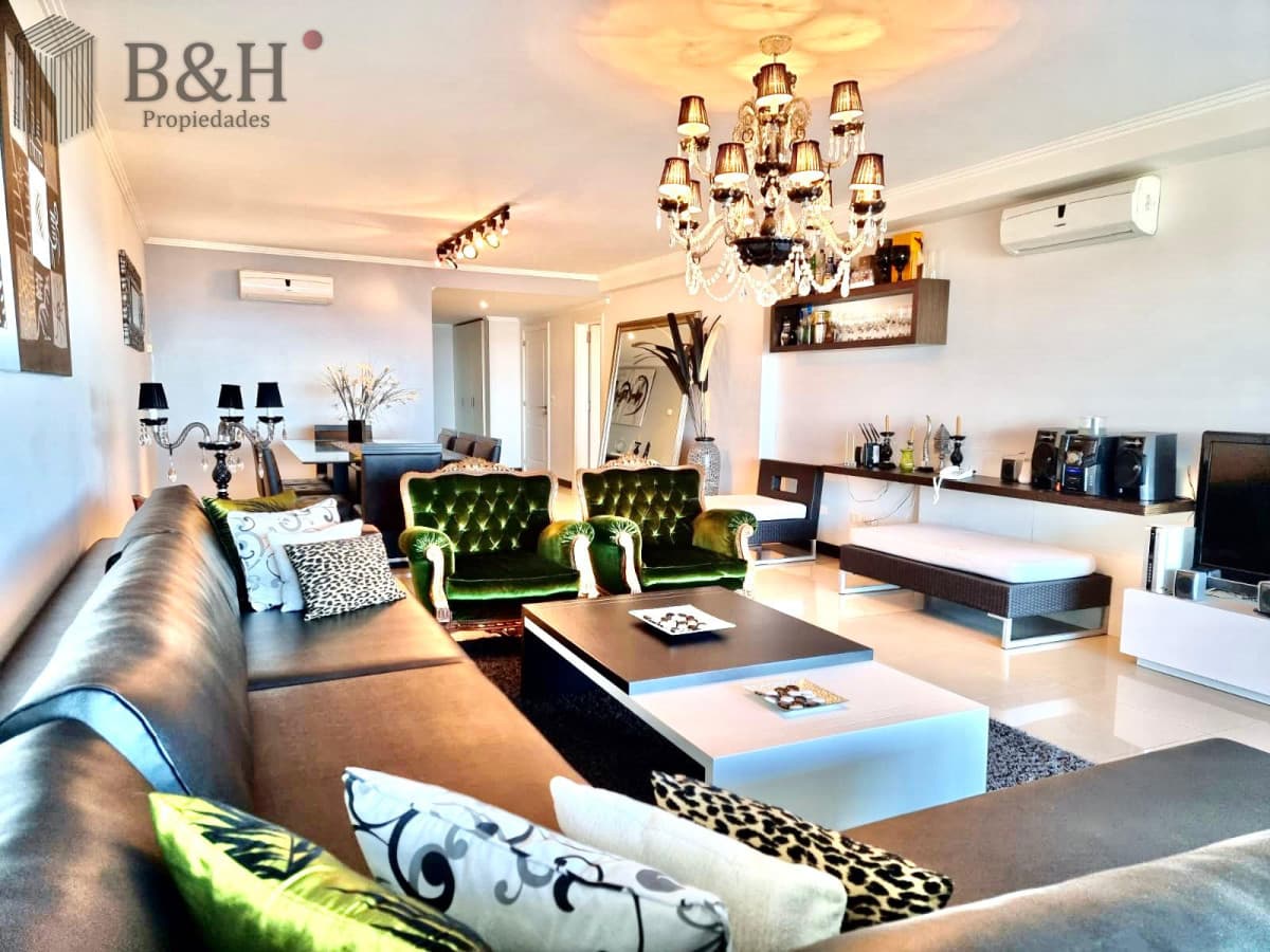Apartamento en Torre Lobos frente a Playa Brava, 3 suites y servicio
