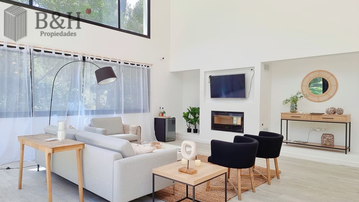 Casa a Estrenar en Barrio Privado. 4 Suites, Piscina climatizada, losa radiante.
