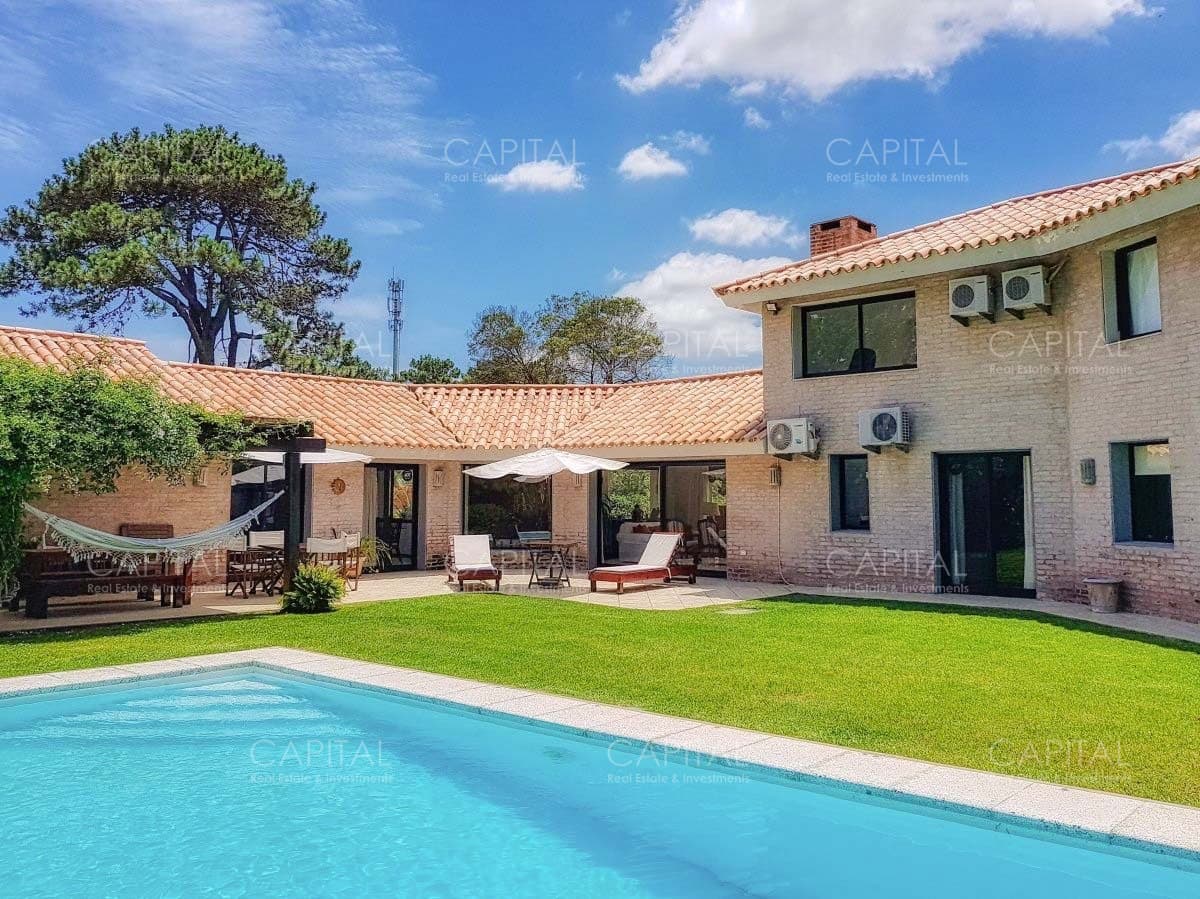 Se vende Espectacular casa de 5 dormitorios en suite en Rincón del indio a 600 metros del mar