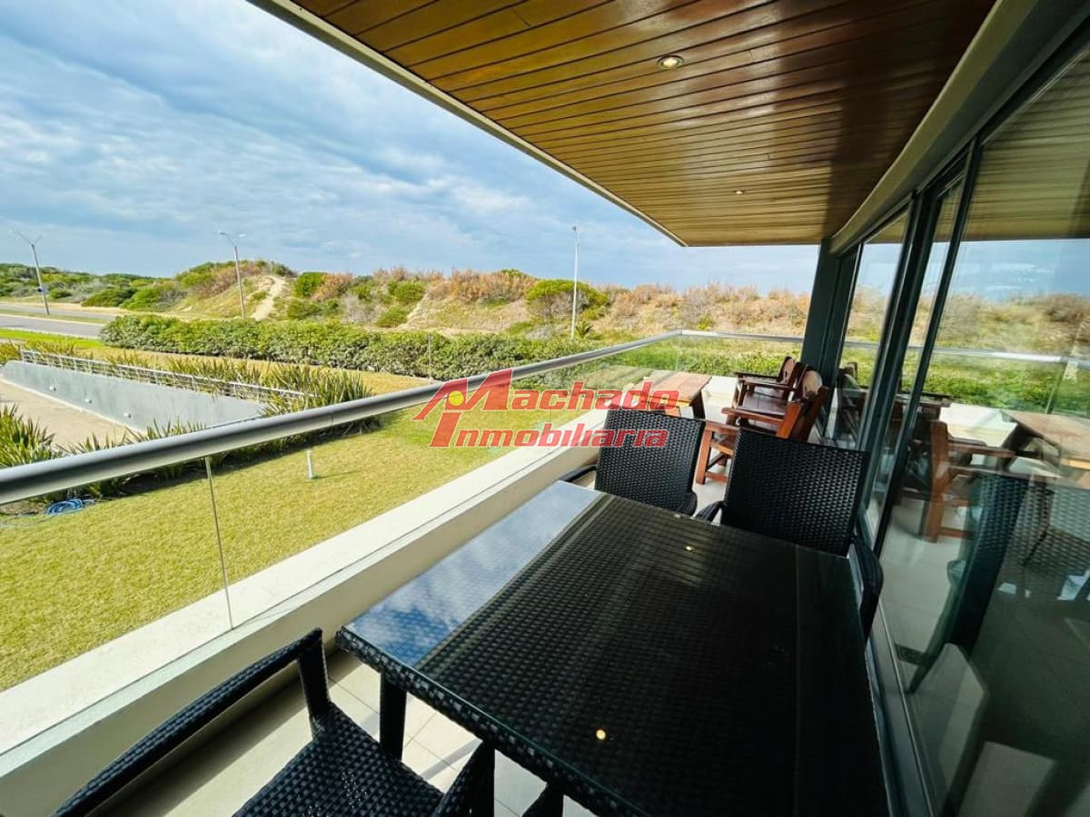 Apartamento en Alquiler, Playa Brava 3 dormitorios + servicio , Punta del Este